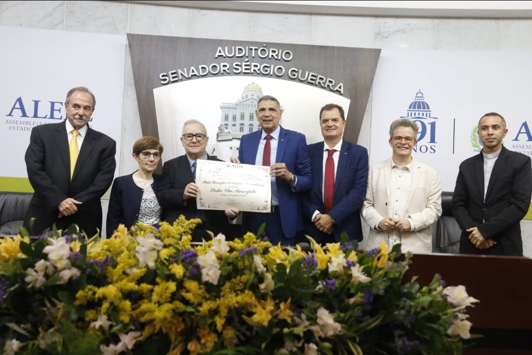 Porta (PD) en recife para la concesión de la ciudadanía honoraria brasileña al Padre Miracapillo, el sacerdote que se opuso al régimen militar en la década de 1970